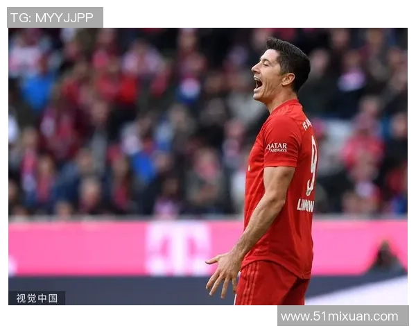 莱万重返老特拉福德为曼联进球拜仁球迷怒斥其背叛与忘恩负义